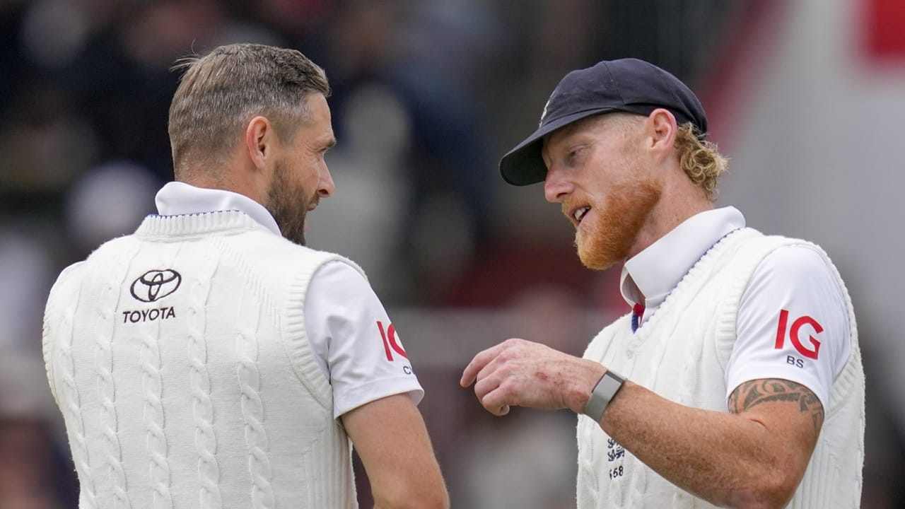 തുടര്‍ന്ന് അവര്‍ അമ്പയറുടെ അടുത്ത് പരാതിയുമായി എത്തിയെങ്കിലും ഇരുടീമുകളും സമ്മതിക്കാതെ മത്സരം സമനിലയില്‍ അവസാനിപ്പിക്കാനാകില്ലെന്നായിരുന്നു അമ്പയറുടെ നിലപാട്. ഇപ്പോഴിതാ സ്‌റ്റോക്‌സിനെയും ഇംഗ്ലണ്ട് ടീമിനെയും വിമര്‍ശിച്ച് രംഗത്തെത്തിയിരിക്കുകയാണ് ഓസ്‌ട്രേലിയന്‍ മാധ്യമങ്ങള്‍  (Image Credits: PTI)