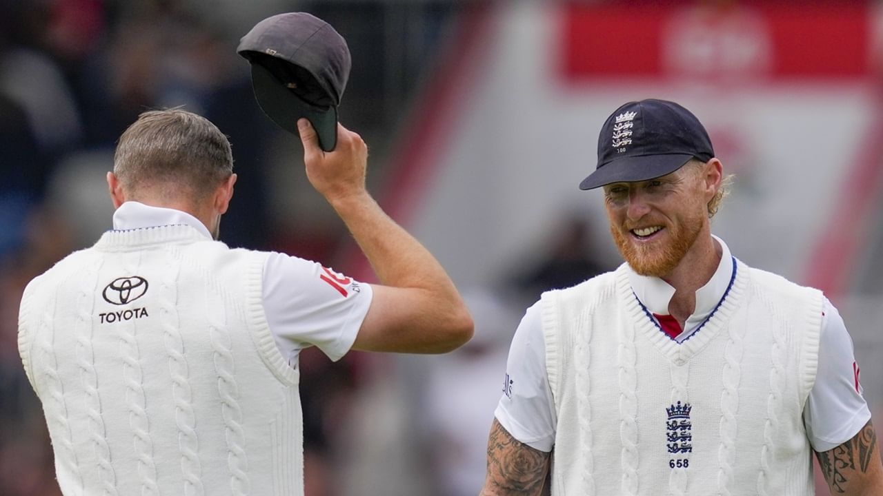 ഇംഗ്ലണ്ട് വിലപിക്കുന്നത് ഒഴിവാക്കൂവെന്നും പറഞ്ഞ് ബ്രിസ്‌ബേന്‍ ടൈംസ് ലേഖനം പ്രസിദ്ധീകരിച്ചു. ഇംഗ്ലണ്ടിന്റേത് മോശമായ പെരുമാറ്റമായിരുന്നുവെന്ന് ഹെറാള്‍ഡ് സണ്‍ വിമര്‍ശിച്ചു. ആഷസ് പര്യടനത്തിന് മുമ്പ് ഇംഗ്ലണ്ട് ഐഡന്റിറ്റി പ്രതിസന്ധി നേരിടുന്നുവെന്ന് കോഡ് സ്‌പോര്‍ട്‌സ് തുറന്നടിച്ചു  (Image Credits: PTI)