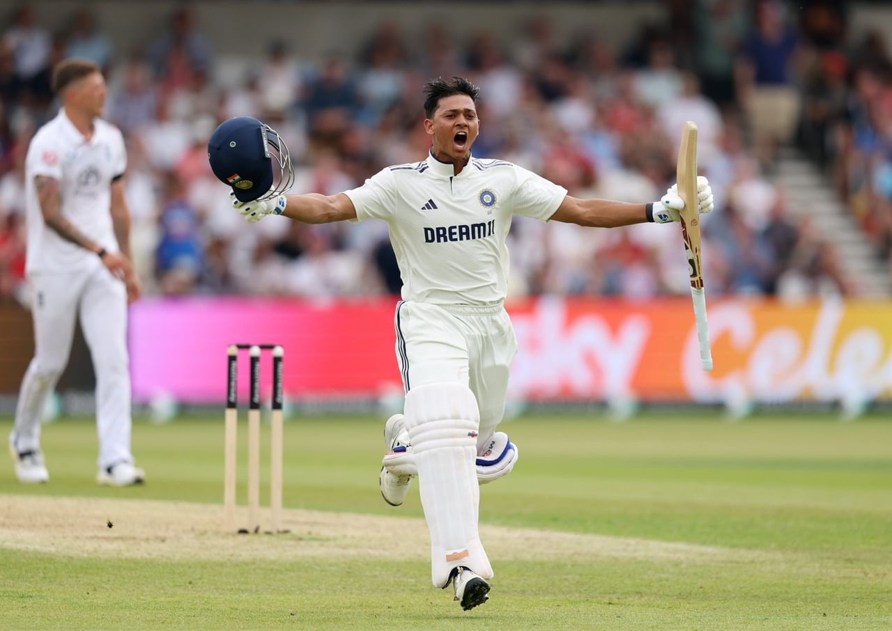 അടുത്ത ഇന്നിംഗ്സിൽ 10ന് മുകളിൽ റൺസെടുക്കാനായാൽ 40 ഇന്നിംഗ്സുകളിൽ നിന്ന് 2000 റൺസെന്ന റെക്കോർഡ് സ്ഥാപിക്കും. ഇതോടെ ഈ പട്ടികയിൽ ദ്രാവിഡിനും സേവാഗിനുമൊപ്പം ജയ്സ്വാൾ റെക്കോർഡ് പങ്കിടും. മത്സരത്തിൻ്റെ ആദ്യ ഇന്നിംഗ്സിൽ ഇന്ത്യ ശക്തമായ നിലയിലാണ്.