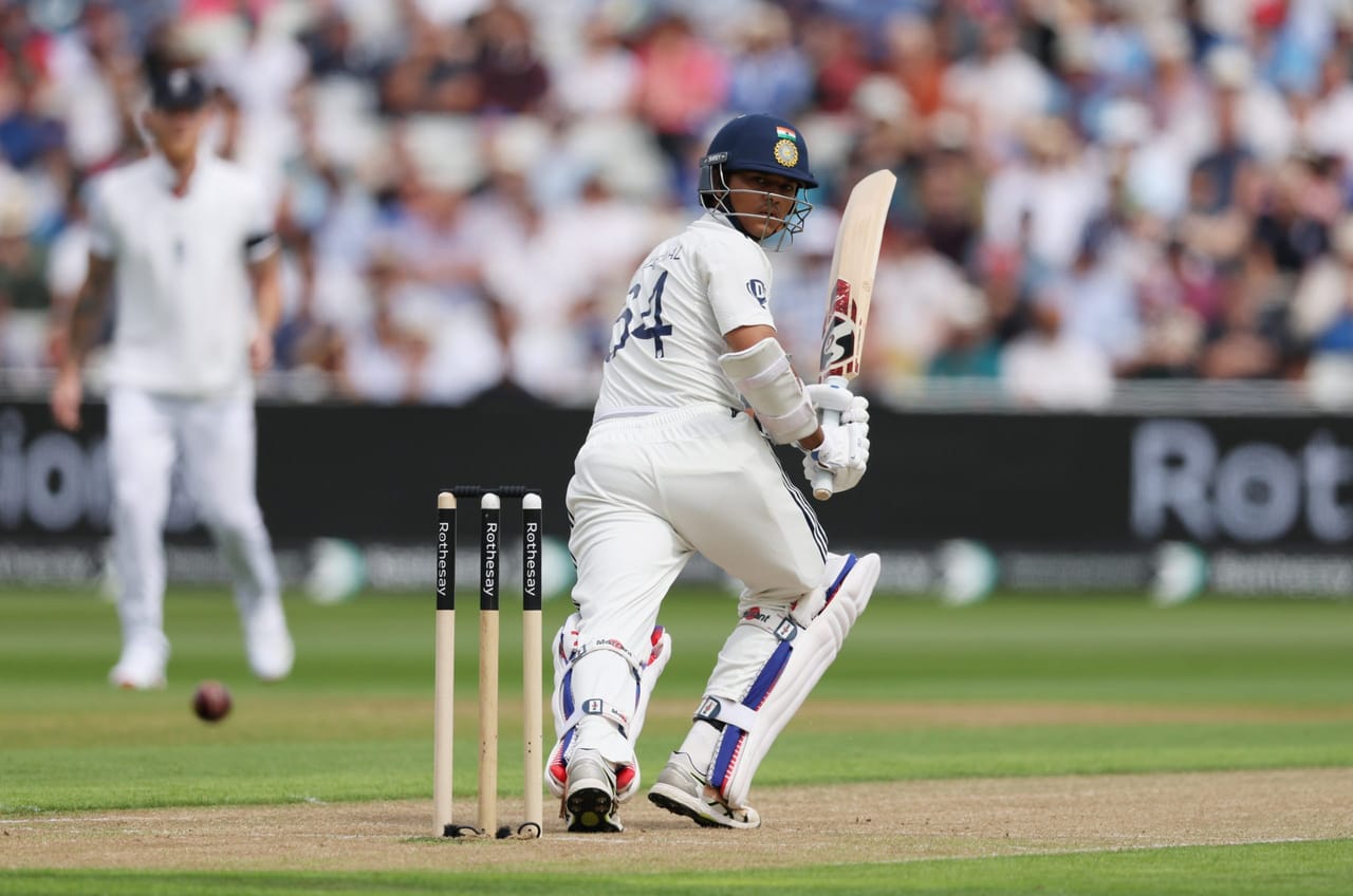 ഇന്ത്യയും ഇംഗ്ലണ്ടും തമ്മിലുള്ള ആദ്യ ടെസ്റ്റിൻ്റെ ഒന്നാം ഇന്നിംഗ്സിൽ യശസ്വി ജയ്സ്വാളിന് നഷ്ടമായത് വമ്പൻ റെക്കോർഡ്. മുൻ താരങ്ങളായ വീരേന്ദർ സേവാഗിനെയും രാഹുൽ ദ്രാവിഡിനെയും പിന്തള്ളാനുള്ള അവസരമാണ് കേവലം 10 റൺസ് അകലെ ആദ്യ ടെസ്റ്റിൽ ജയ്സ്വാളിന് നഷ്ടമായത്. (Image Courtesy- BCCI X)