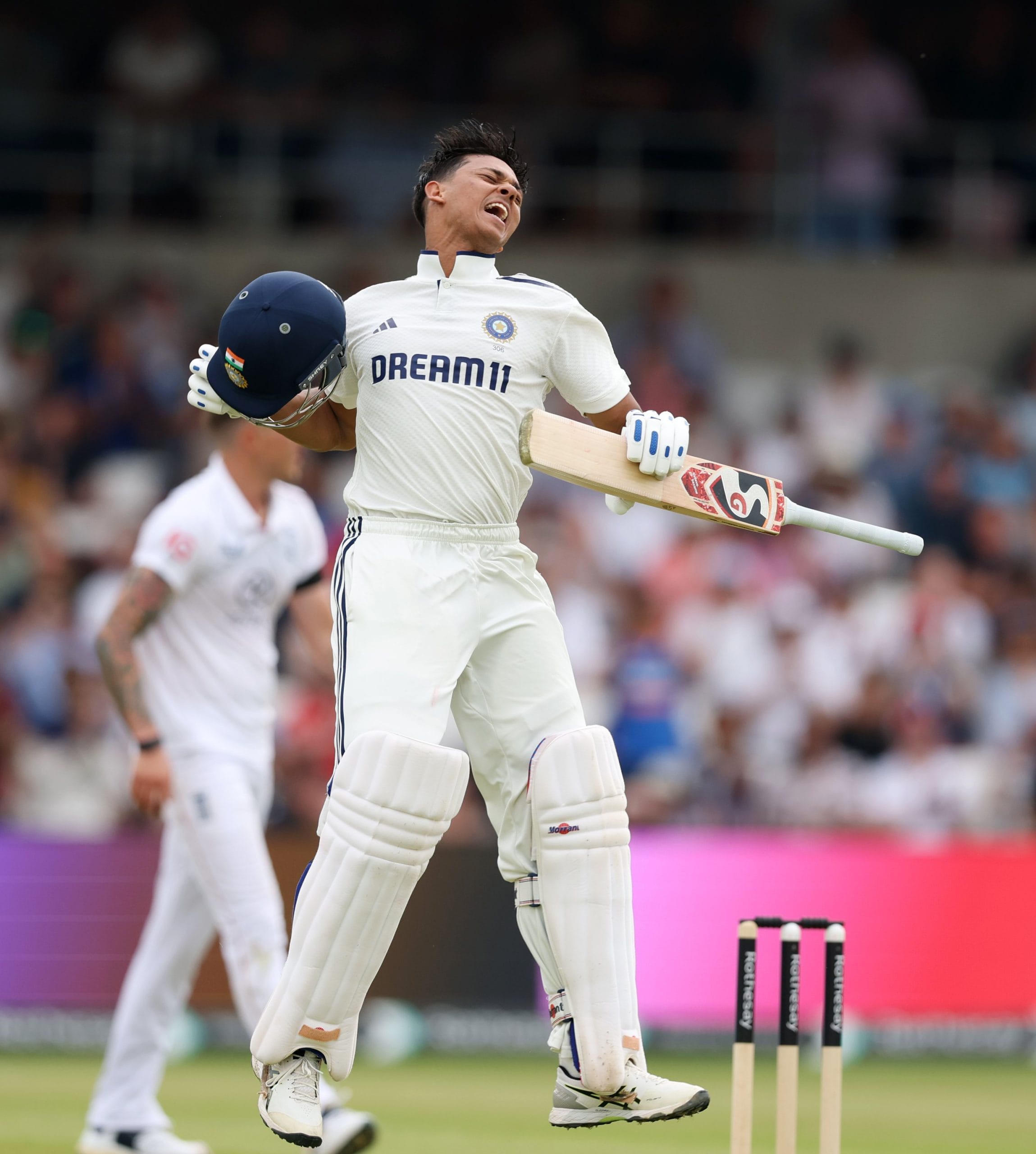 ഇംഗ്ലണ്ടിനെതിരായ രണ്ടാം ടെസ്റ്റ് ആരംഭിക്കുമ്പോൾ ജയ്സ്വാൾ 38 ഇന്നിംഗ്സിൽ നിന്ന് 1903 റൺസെന്ന നിലയിലായിരുന്നു. ആദ്യ ഇന്നിംഗ്സിൽ താരം 87 റൺസെടുത്ത് പുറത്തായി. 97 റൺസെടുത്തിരുന്നെങ്കിൽ 39 ടെസ്റ്റ് ഇന്നിംഗ്സുകളിൽ നിന്ന് 2000 റൺസ് തികയ്ക്കാൻ ജയ്സ്വാളിന് കഴിഞ്ഞേനെ.