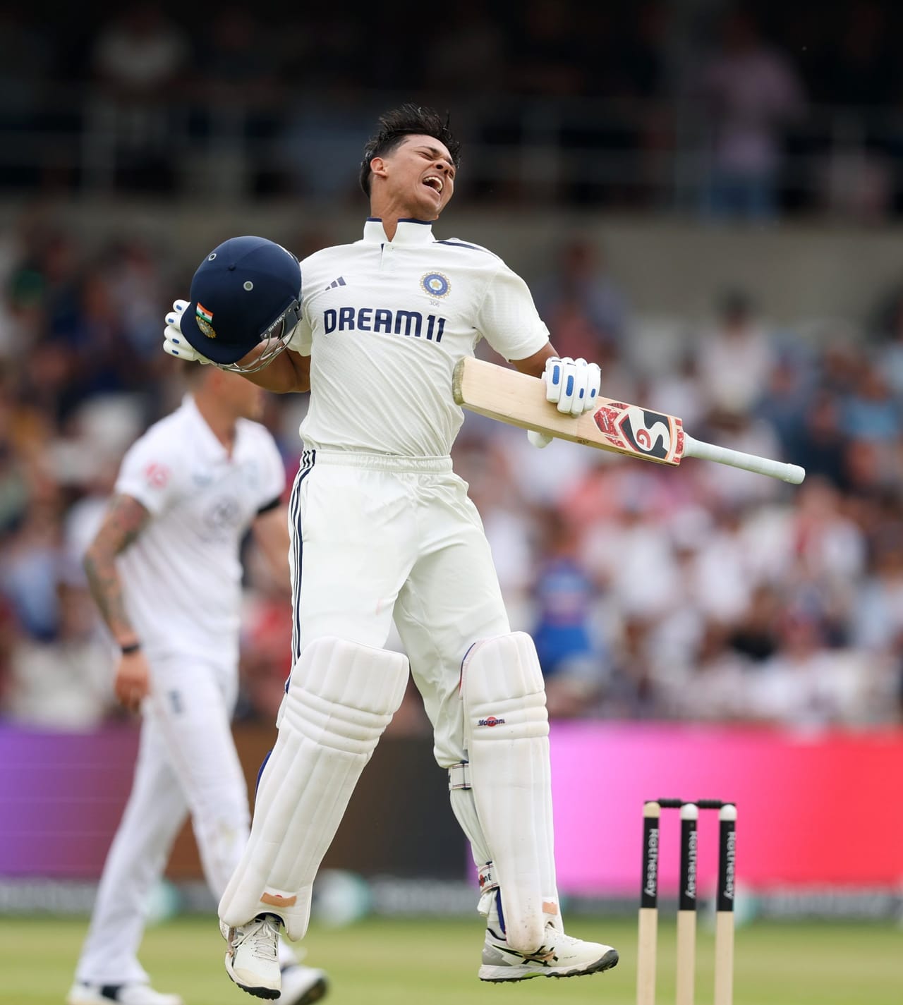 ഇംഗ്ലണ്ടിനെതിരായ രണ്ടാം ടെസ്റ്റ് ആരംഭിക്കുമ്പോൾ ജയ്സ്വാൾ 38 ഇന്നിംഗ്സിൽ നിന്ന് 1903 റൺസെന്ന നിലയിലായിരുന്നു. ആദ്യ ഇന്നിംഗ്സിൽ താരം 87 റൺസെടുത്ത് പുറത്തായി. 97 റൺസെടുത്തിരുന്നെങ്കിൽ 39 ടെസ്റ്റ് ഇന്നിംഗ്സുകളിൽ നിന്ന് 2000 റൺസ് തികയ്ക്കാൻ ജയ്സ്വാളിന് കഴിഞ്ഞേനെ.