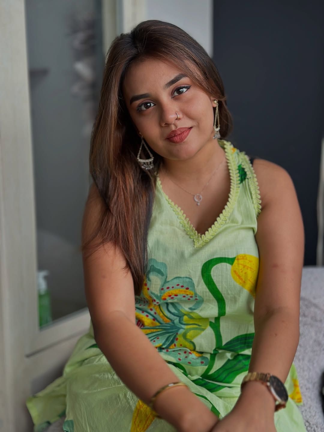 കഴിഞ്ഞ ദിവസം താരം പങ്കുവച്ച റീലും ഏറെ വൈറലായിരുന്നു.  ജാസ്മിനെ സുഹൃത്ത് ഒറ്റ കൈ ഉപയോ​ഗിച്ച് എടുത്ത് ഉയർത്തുന്നതാണ് റീൽ. ലിന്റെ ബി​ഹൈന്റ് ദി സീൻസും ജാസ്മിൻ പങ്കുവച്ചിരുന്നു. വീഡിയോ വൈറലായതോടെ നിരവധി പേരാണ് കമന്റുമായി എത്തുന്നത്.
