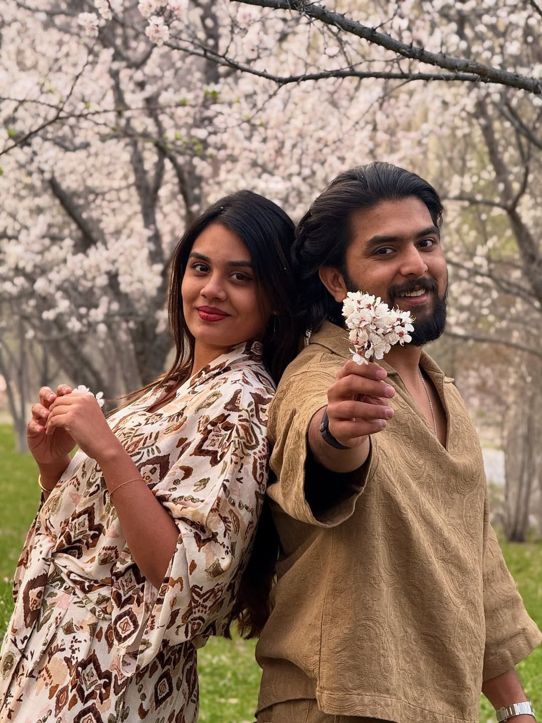 ദൈവത്തെ ഓർത്ത് എന്തെങ്കിലും ഒരു വീഡിയോ കാണുമ്പോൾ കോമ്പോ ഉണ്ടാക്കി കൊണ്ടുവരുന്ന പരിപാടി ഇതിലെങ്കിലും ഒന്ന് നിർത്തുക. എനിക്ക് ഈ ലോകത്ത് ഇഷ്ടംപോലെ ആൺപിള്ളേരുമായി റിലേഷൻഷിപ്പുണ്ടെന്ന് കേട്ട് കേട്ട് ഞാൻ മടുത്തു. ആങ്ങളയെപ്പോലെ കാണുന്ന കുറച്ച് ആൺപിള്ളേരാണ്... മനസിലാക്കുമെന്ന് പ്രതീക്ഷിക്കുന്നു. നന്ദി... എന്നാണ് ജാസ്മിൻ കുറിച്ചത്.