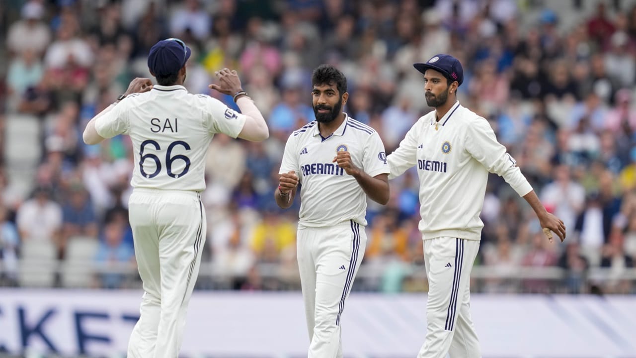 ജസ്പ്രീത് ബുംറ ഉടന് തന്നെ ടെസ്റ്റ് ക്രിക്കറ്റില് നിന്ന് വിരമിച്ചേക്കുമെന്ന് മുന് താരം മുഹമ്മദ് കൈഫ്. മാഞ്ചസ്റ്റര് ടെസ്റ്റിലെ ആദ്യ ഇന്നിങ്സില് ബുംറയ്ക്ക് പഴയ മികവ് പുറത്തെടുക്കാനായില്ല. ബൗളിങിന്റെ വേഗതയും കുറഞ്ഞു (Image Credits: PTI)