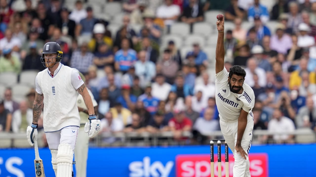 ലീഡ്‌സിലും, ലോര്‍ഡ്‌സിലും 140 കിലോമീറ്റര്‍ വേഗതയില്‍ പന്തെറിഞ്ഞ താരം മാഞ്ചസ്റ്ററില്‍ 130-135 കിലോമീറ്റര്‍ വേഗതയിലാണ് സ്ഥിരം പന്തെറിഞ്ഞത്. മാഞ്ചസ്റ്ററിലെ ആദ്യ ഇന്നിങ്‌സില്‍ താരം രണ്ട് വിക്കറ്റാണ് വീഴ്ത്തിയത് (Image Credits: PTI)