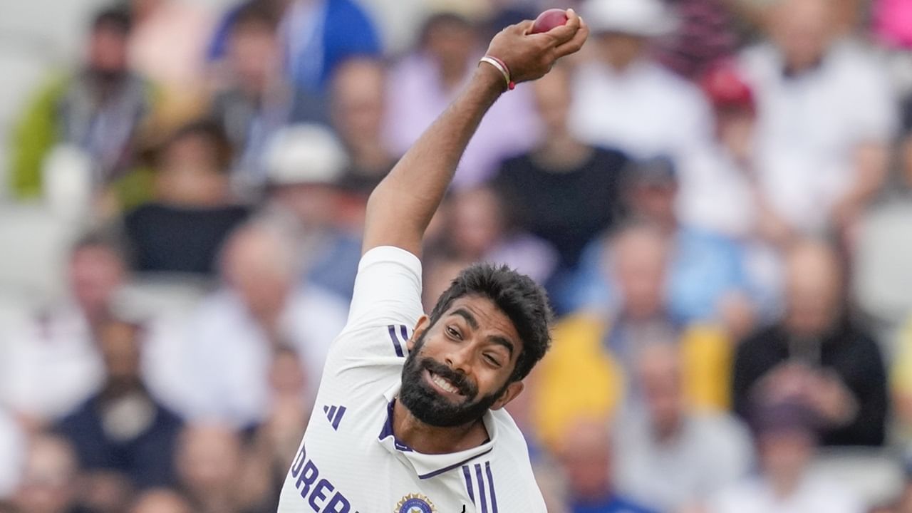 അടുത്ത ടെസ്റ്റ് മത്സരത്തില്‍ ബുംറ കളിക്കുമെന്ന് കരുതുന്നില്ലെന്ന് കൈഫ് പറഞ്ഞു. അദ്ദേഹം ചിലപ്പോള്‍ വിരമിച്ചേക്കാം. അദ്ദേഹം ബുദ്ധിമുട്ടുകയാണ്. ശരീരം പൂര്‍ണമായും കൈവിട്ടെന്നും എക്‌സില്‍ പങ്കുവച്ച കുറിപ്പില്‍ കൈഫ് അഭിപ്രായപ്പെട്ടു (Image Credits: PTI)