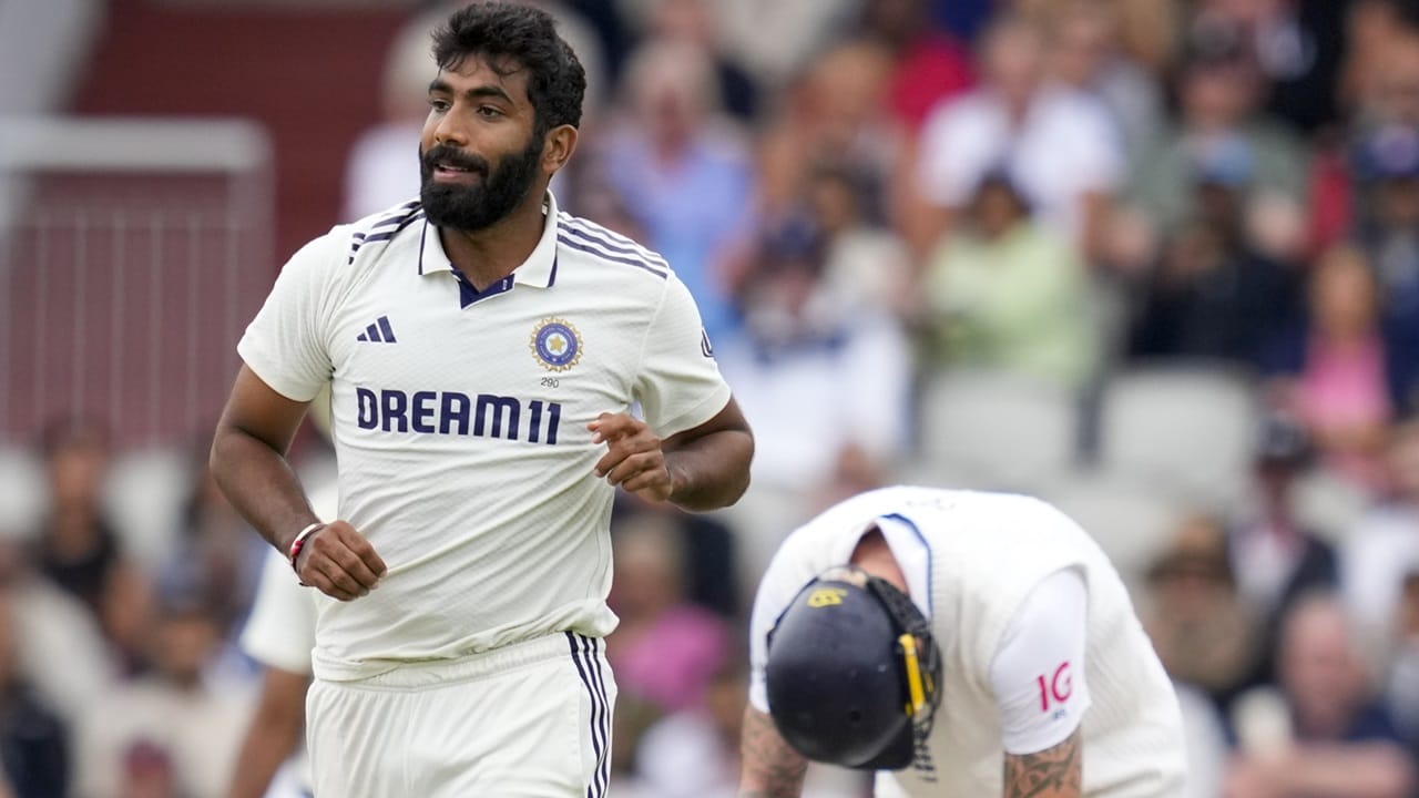 ആദ്യം വിരാട് കോഹ്ലി പോയി. പിന്നെ രോഹിത് ശര്‍മ പോയി. ആര്‍ അശ്വിനും നിര്‍ത്തി. ഇനി ബുംറയില്ലാത്ത ടീമുമായി ആരാധകര്‍ പൊരുത്തപ്പെടണമെന്നും കൈഫ് പറഞ്ഞു. ബുംറ കളിക്കളത്തില്‍ തുടരണമെന്നാണ് ആഗ്രഹം. തന്റെ വിലയിരുത്തലുകള്‍ തെറ്റണമെന്നാണ് ആഗ്രഹിക്കുന്നതെന്നും കൈഫ് വ്യക്തമാക്കി (Image Credits: PTI)