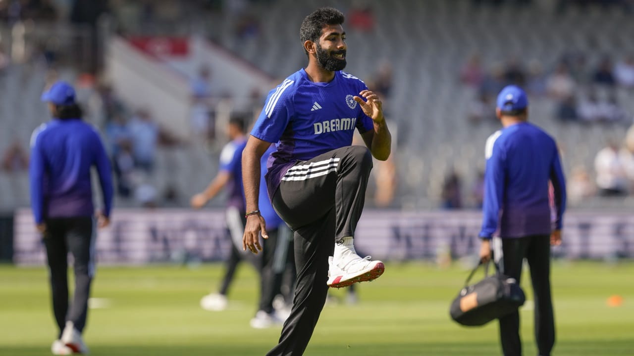 ജസ്പ്രീത് ബുംറ ഏഷ്യാ കപ്പിനുണ്ടാകുമോയെന്ന് സംശയമാണെന്ന് ചോപ്ര ചൂണ്ടിക്കാട്ടി. ഇംഗ്ലണ്ടിനെതിരായ അഞ്ചാം ടെസ്റ്റില്‍ നിന്ന് വിട്ടുനിന്നാല്‍ ബുംറയെ ഏഷ്യാ കപ്പിനുള്ള ടീമില്‍ ഉള്‍പ്പെടുത്തണമെന്ന് ചോപ്ര പറഞ്ഞു  (Image Credits: PTI)