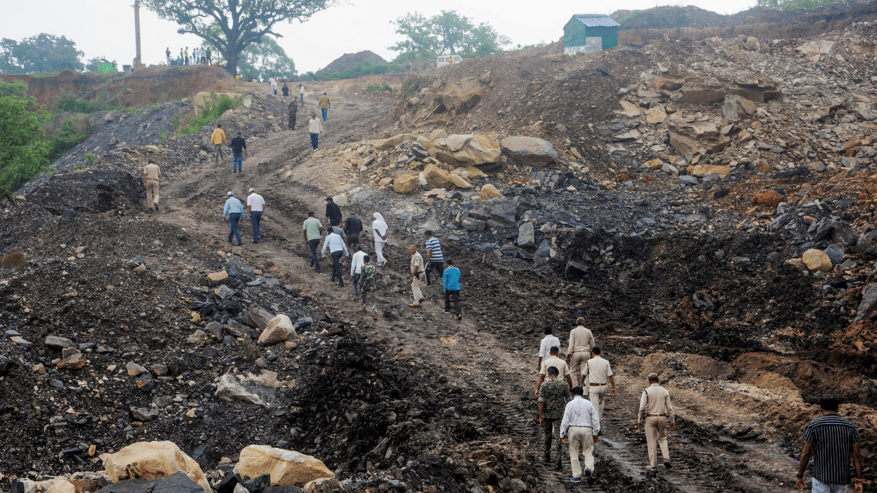 Jharkhand Coal mine collapse : ജാർഖണ്ഡിൽ കൽക്കരി ഖനി ഇടിഞ്ഞുതാണു: 4 മരണം, നിരവധി പേർ കുടുങ്ങിയതായി സംശയം Jharkhand Coal mine collapse : ജാർഖണ്ഡിൽ കൽക്കരി ഖനി ഇടിഞ്ഞുതാണു: 4 മരണം, നിരവധി പേർ കുടുങ്ങിയതായി സംശയം