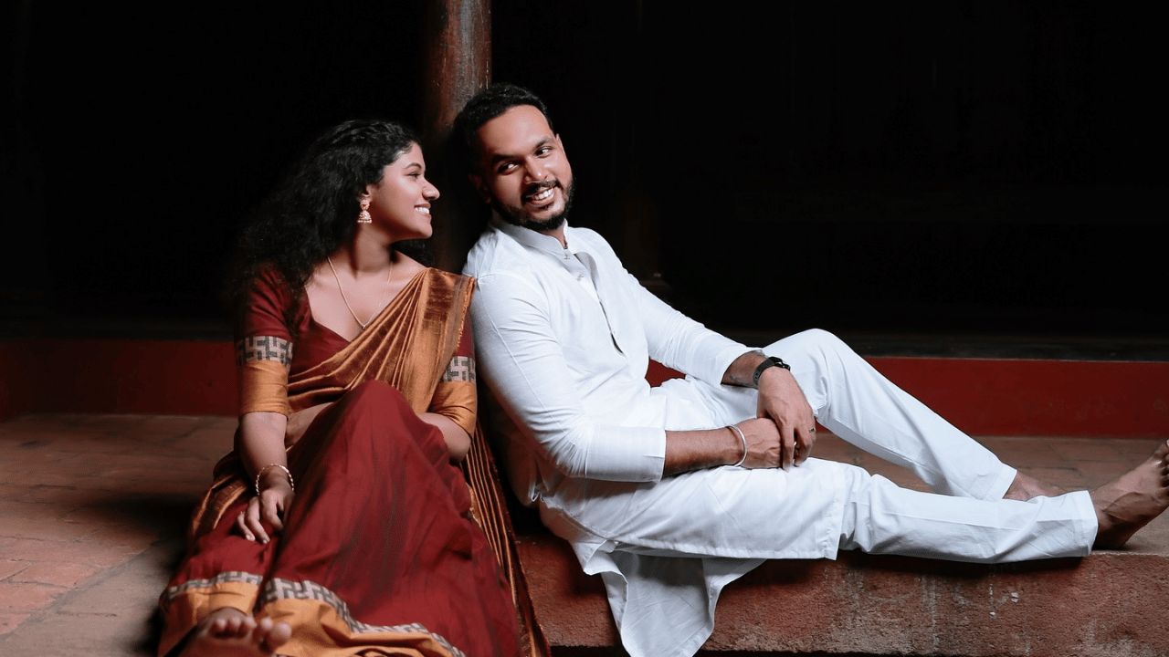 കുടുംബക്കാരും നാട്ടുകാരും സുഹൃത്തുക്കളും സിനിമ- സീരിയൽ ബന്ധങ്ങളും, ഇൻഫ്ലുവൻസർമാരും ഉൾപ്പടെ ആകെ 3500ഓളം ആളുകളെയാണ് വിവാഹത്തിന് കണക്കാക്കിയിരിക്കുന്നത്. കല്യാണം കഴിയുന്നതോടെ സാമ്പത്തികമായി ബുദ്ധിമുട്ടിലാകുമെന്നും കാർത്തിക് സൂര്യ പറഞ്ഞിരുന്നു. (Image Credits: Karthik Surya/Facebook)