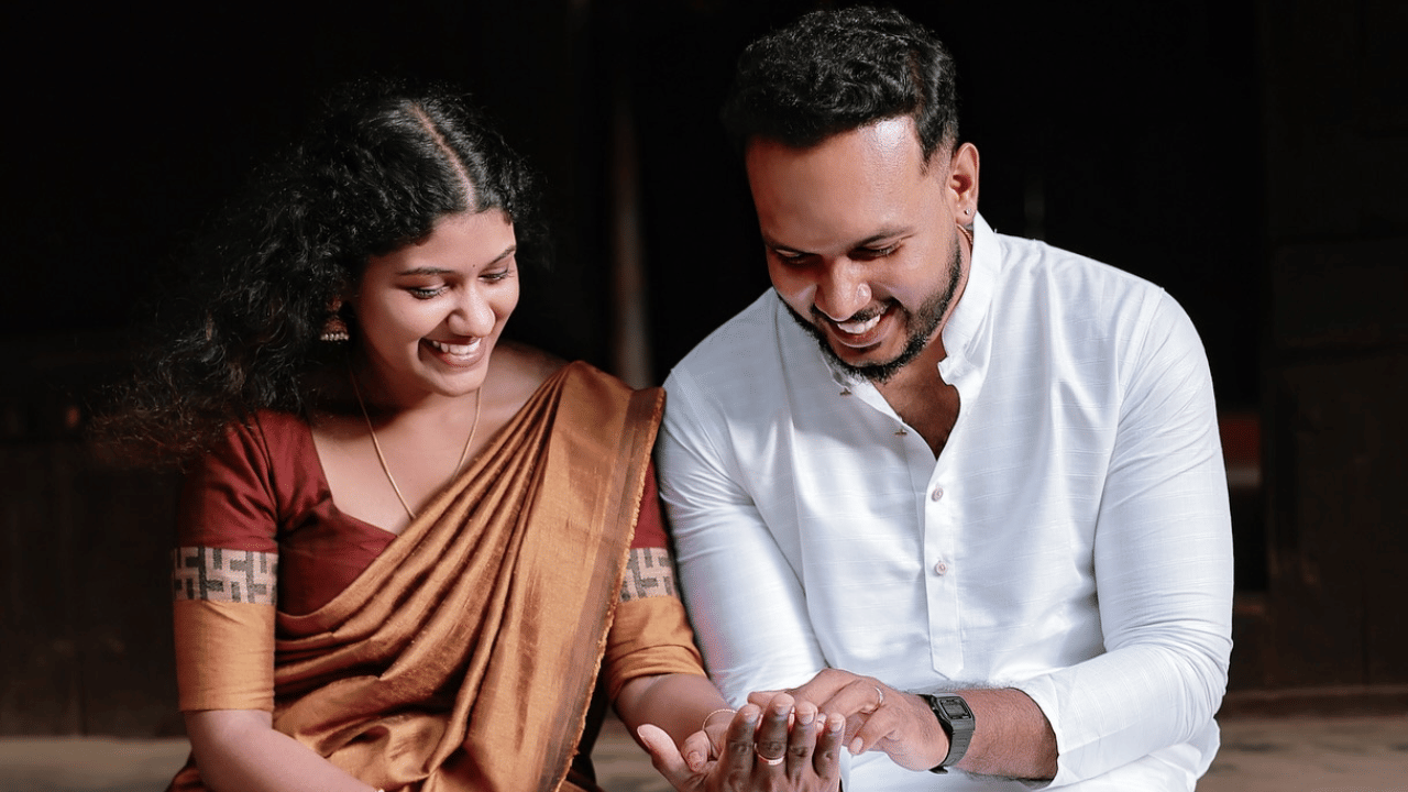 കാർത്തിക് സൂര്യ പങ്കുവെച്ച സേവ് ദ ഡേറ്റ് വീഡിയോയും ചിത്രങ്ങളും സോഷ്യൽ മീഡിയയിൽ ശ്രദ്ധ നേടുകയാണ്. പിങ്ക് കല്യാണവും ഹൽദിയും കല്യാണ ചടങ്ങും എല്ലാം തിരുവനന്തപുരത്ത് വച്ച് നടത്തിയതിന് ശേഷം, ഇൻഫ്ലുവൻസർമാർക്കായി ഒരു റിസപ്ഷൻ നടത്തണം എന്നായിരുന്നു കാർത്തിക സൂര്യ പ്ലാൻ ചെയ്തിരുന്നത്. (Image Credits: Karthik Surya/Facebook)
