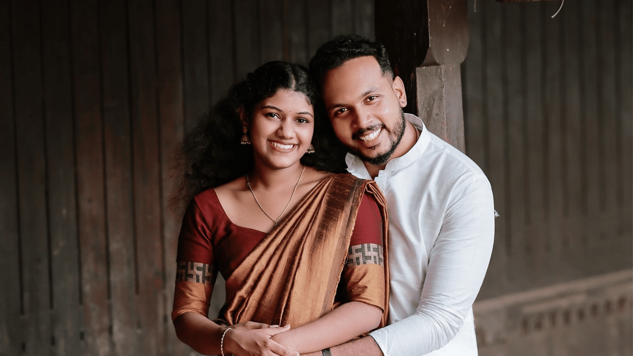 എന്നാൽ, ചെലവ് വിചാരിച്ചിടത്ത് നിൽക്കാത്തതിനെ തുടർന്ന് കൊച്ചിയിൽ നടത്താൻ ഉദ്ദേശിച്ചിരുന്ന പരിപാടി കാൻസൽ ചെയ്തതായി അറിയിച്ചിരുന്നു. തിരുവനന്തപുരത്ത് വച്ച് 11ന് നടക്കുന്ന കല്യാണവും, ഒരു റിസപ്ഷനോടും കൂടി കല്യാണ ആഘോഷം കഴിയുമെന്നും വ്യക്തമാക്കിയിട്ടുണ്ട്. (Image Credits: Karthik Surya/Facebook)
