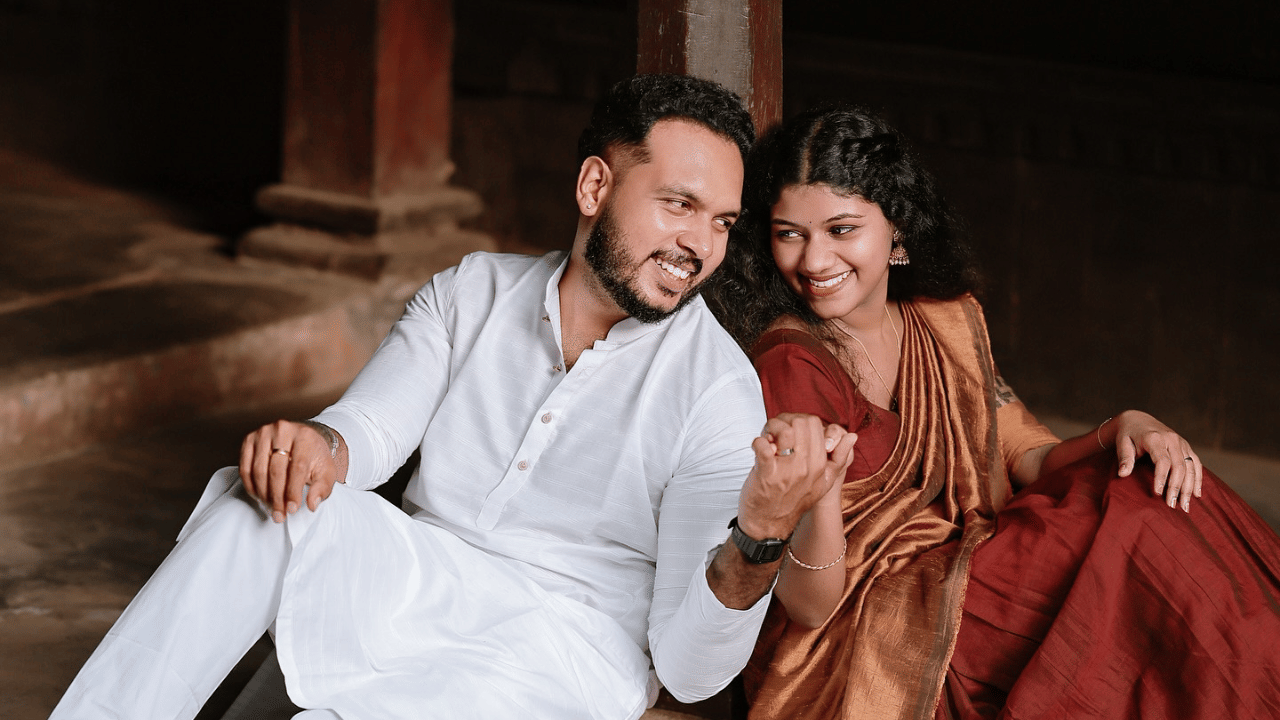 കഴിഞ്ഞ ദിവസം, നടി മഞ്ജു പിള്ള ഒരു മോതിരവും, കൈ വളയും നൽകി സർപ്രൈസ് ചെയ്ത വീഡിയോയും കാർത്തിക് സൂര്യ യൂട്യൂബിലൂടെ പങ്കുവെച്ചിട്ടുണ്ട്. ഇനിയും അത്തരത്തിൽ ഒരുപാട് വിലകൂടിയ സമ്മാനങ്ങൾ വരാനുണ്ടെന്നും താരം പറയുന്നു. (Image Credits: Karthik Surya/Facebook)
