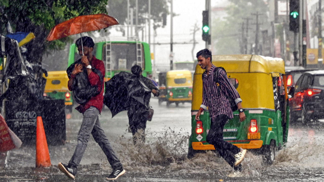 Kerala Rain Alert: പുതിയ ന്യൂനമർദ്ദം: സംസ്ഥാനത്ത് മഴ തുടരും; 50 കിലോമീറ്റർ വരെ വേ​ഗത്തിൽ ശക്തമായ കാറ്റ്