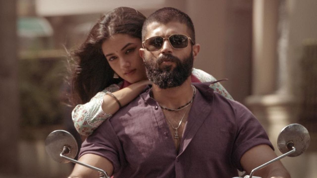 വിജയ്‌ ദേവരകൊണ്ടയുടെ കരിയറിലെ തന്നെ ഒരു നാഴികക്കല്ലായിരിക്കും 'കിംഗ്ഡം' എന്നാണ് സംഗീത സംവിധായകൻ അനിരുദ്ധ് രവിചന്ദർ പറഞ്ഞത്. അനിരുദ്ധാണ് ചിത്രത്തിന്റെ സംഗീത സംവിധാനം നിർവഹിച്ചത്. (Image Credits: Sithara Entertainments/Facebook)
