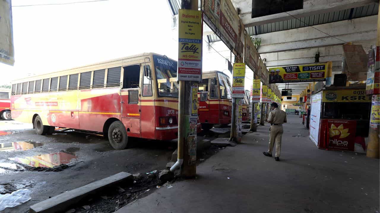 KSRTC Conductor: സര്വീസിനിടയ്ക്ക് ഡ്രൈവറുമായി അധിക സംസാരം; കെഎസ്ആര്ടിസി വനിതാ കണ്ടക്ടര്ക്ക് സസ്പെന്ഷന് KSRTC Conductor: സര്വീസിനിടയ്ക്ക് ഡ്രൈവറുമായി അധിക സംസാരം; കെഎസ്ആര്ടിസി വനിതാ കണ്ടക്ടര്ക്ക് സസ്പെന്ഷന്
