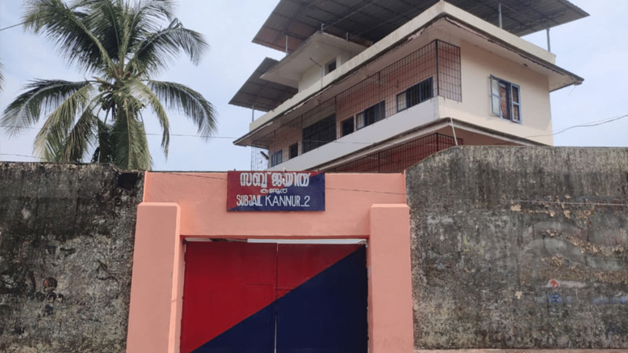 Kerala Jail Staff Reshuffle: ഗോവിന്ദച്ചാമിയുടെ ജയിൽ ചാട്ടം; പിന്നാലെ വൻ അഴിച്ചുപണി, എട്ട് ഉദ്യോഗസ്ഥർക്ക് സ്ഥലംമാറ്റം Kerala Jail Staff Reshuffle: ഗോവിന്ദച്ചാമിയുടെ ജയിൽ ചാട്ടം; പിന്നാലെ വൻ അഴിച്ചുപണി, എട്ട് ഉദ്യോഗസ്ഥർക്ക് സ്ഥലംമാറ്റം