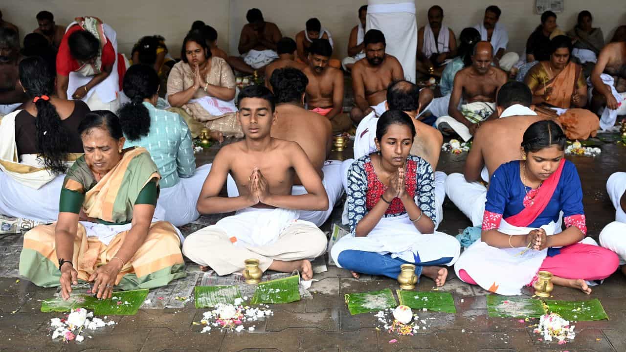 Karkidaka Vavu Bali 2025: കര്‍ക്കടക വാവുബലി എങ്ങനെ, എവിടെ ചെയ്യണം? ഏത് സമയത്ത്?