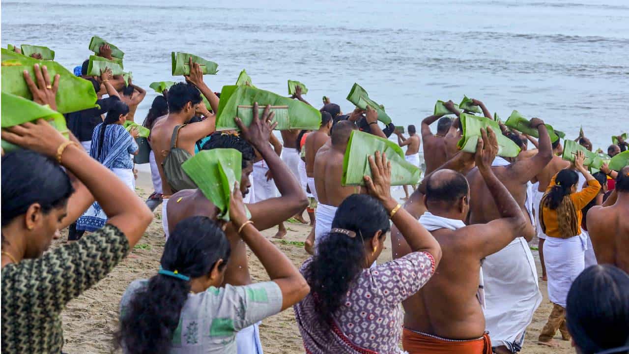 Karkidaka vavu 2025: കർക്കിടക വാവുബലി ഇന്ന്; പിതൃതർപ്പണത്തിനായി സംസ്ഥാനത്ത് വിപുലമായ സജ്ജീകരണങ്ങൾ