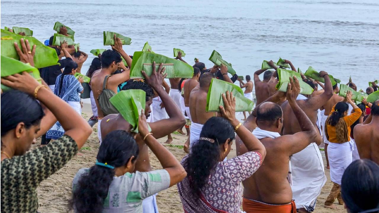 Karkidaka vavu 2025: കർക്കിടക വാവുബലി ഇന്ന്; പിതൃതർപ്പണത്തിനായി സംസ്ഥാനത്ത് വിപുലമായ സജ്ജീകരണങ്ങൾ