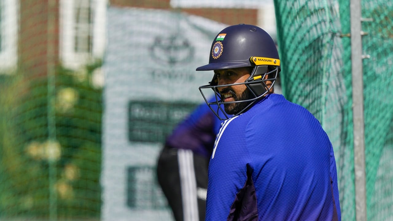 കരുണിന് ഒരു അവസരം കൂടി നല്‍കണമെന്ന് മുന്‍താരവും കമന്റേറ്ററുമായ ആകാശ് ചോപ്ര പറഞ്ഞു. ഇത് കരുണിന്റെ അവസാന അവസരമാണ്. നേരത്തെ അദ്ദേഹം ട്രിപ്പിള്‍ സെഞ്ചുറി നേടിയിട്ടുണ്ട്. പിന്നീട് പുറത്തായി. ഇത് അന്യായമായിരുന്നുവെന്നും ചോപ്ര പറഞ്ഞു.