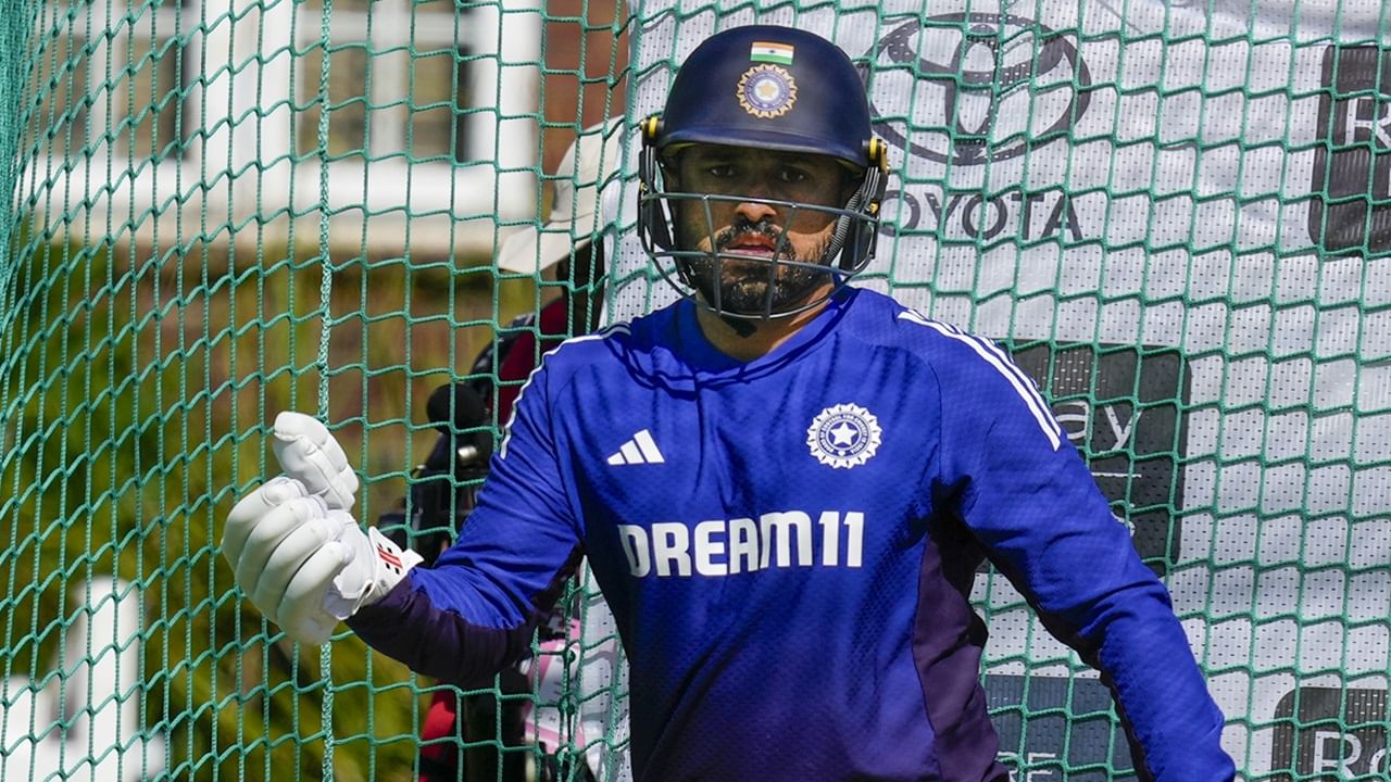 എട്ട് വര്‍ഷങ്ങള്‍ക്ക് ശേഷം ടെസ്റ്റ് ടീമിലേക്ക് തിരികെയെത്തിയ കരുണ്‍ നായര്‍ക്ക് ആദ്യ രണ്ട് ടെസ്റ്റിലും മികച്ച പ്രകടനം പുറത്തെടുക്കാനായില്ല. ആദ്യ ടെസ്റ്റിലെ ആദ്യ ഇന്നിങ്‌സില്‍ പൂജ്യത്തിനും, രണ്ടാം ഇന്നിങ്‌സിലും 20 റണ്‍സിനും പുറത്തായി (Image Credits: PTI)