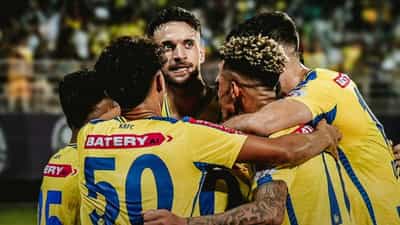 Kerala Blasters: ചത്ത കിളിക്കെന്തിന് കൂട്?; വിദേശതാരങ്ങൾക്ക് ടീം വിടാനുള്ള അനുവാദം നൽകി ബ്ലാസ്റ്റേഴ്സ്