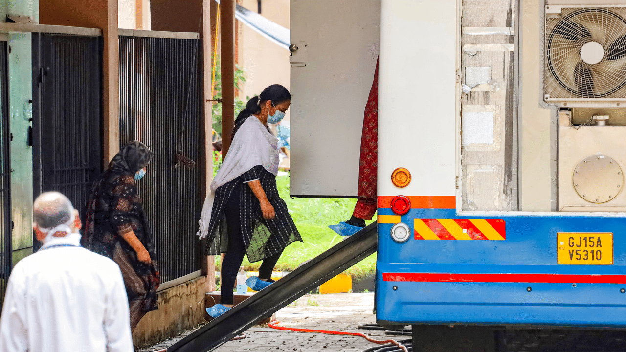 Kerala Nipah Death: നിപ മരണം; 14 പേർ ഹൈയസ്റ്റ് റിസ്കിൽ, സമ്പർക്കപ്പട്ടികയിൽ ആകെ 497 പേർ Kerala Nipah Death: നിപ മരണം; 14 പേർ ഹൈയസ്റ്റ് റിസ്കിൽ, സമ്പർക്കപ്പട്ടികയിൽ ആകെ 497 പേർ