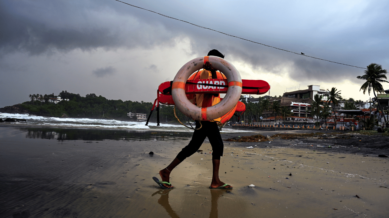 Kerala Rain Alert: വരുന്നു പേമാരി! മഴ മുന്നറിയിപ്പിൽ മാറ്റം; കൂടുതൽ ജില്ലകളിൽ മുന്നറിയിപ്പ് Kerala Rain Alert: വരുന്നു പേമാരി! മഴ മുന്നറിയിപ്പിൽ മാറ്റം; കൂടുതൽ ജില്ലകളിൽ മുന്നറിയിപ്പ്
