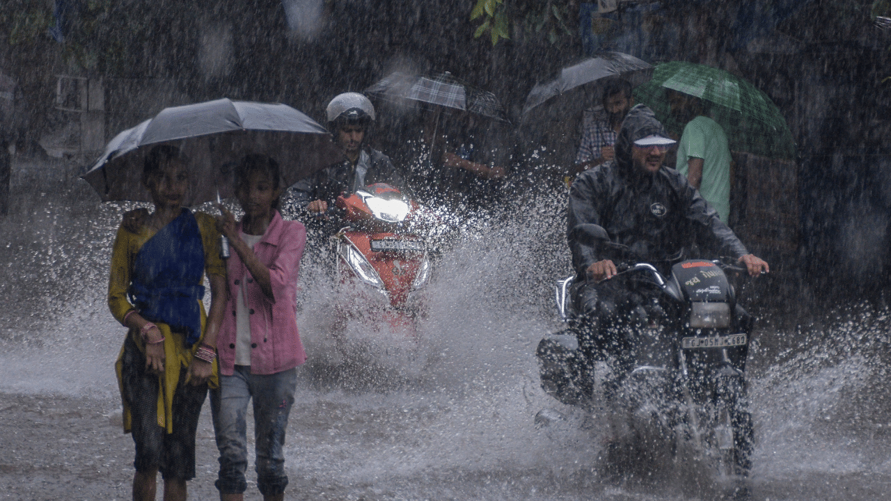 Kerala Rain Alert: ഇരട്ട ന്യൂന മർദ്ദം; സംസ്ഥാനത്ത് ഒറ്റപ്പെട്ട ശക്തമായ മഴ; 2 ജില്ലകളിൽ ഓറഞ്ച് അലർട്ട്