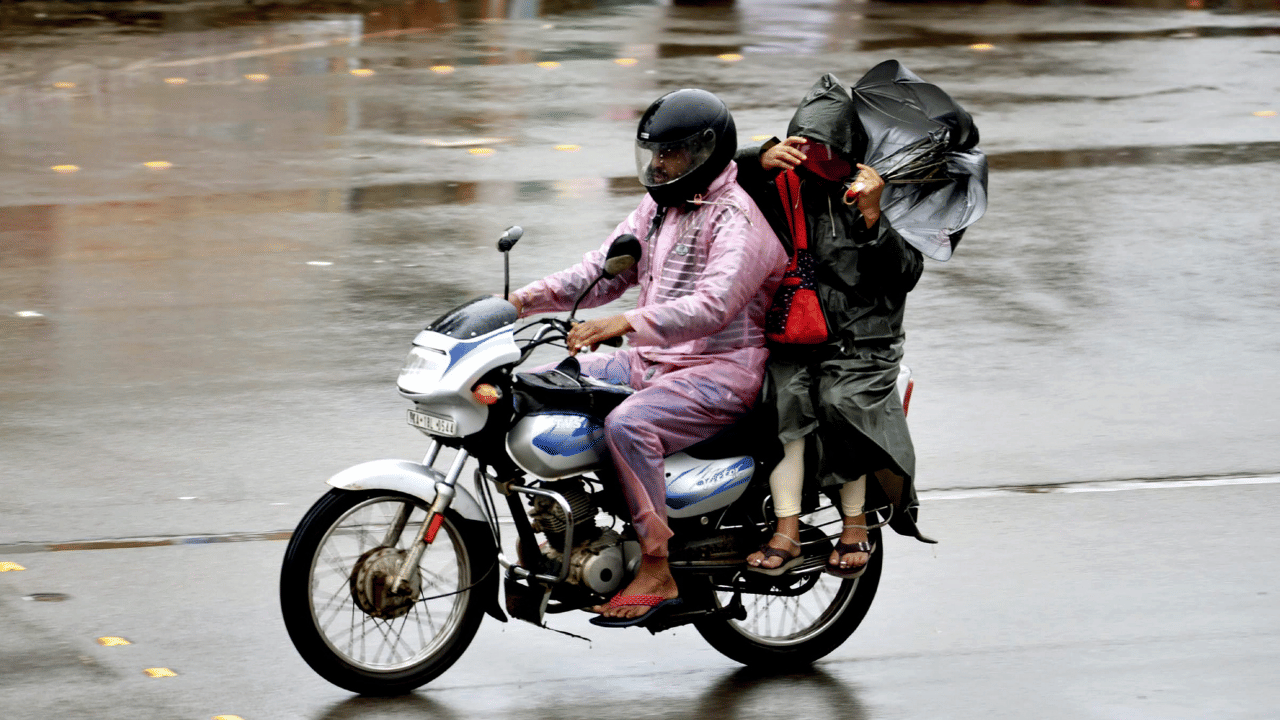 Kerala Rain Alert: പേമാരി കനക്കും! സംസ്ഥാനത്ത് നാല് ജില്ലകളിൽ ഓറഞ്ച് അലർട്ട്; മറ്റ് മുന്നറിയിപ്പുകൾ Kerala Rain Alert: പേമാരി കനക്കും! സംസ്ഥാനത്ത് നാല് ജില്ലകളിൽ ഓറഞ്ച് അലർട്ട്; മറ്റ് മുന്നറിയിപ്പുകൾ