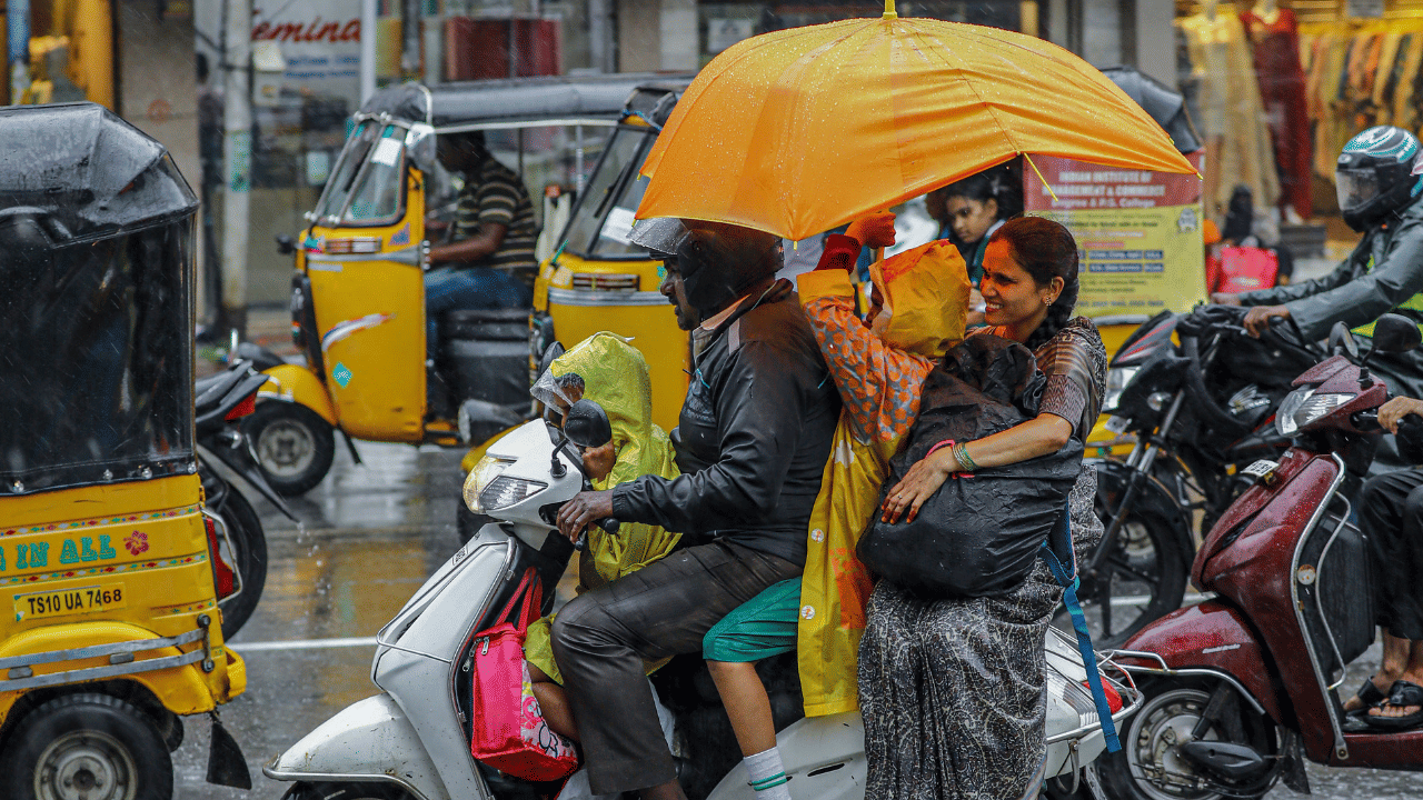 Kerala Rain Alert: പുതിയ ന്യൂനമർദ്ദം! വരുന്നത് അതിശക്തമായ മഴ; മുന്നറിയിപ്പ് ഈ ജില്ലകൾക്ക്