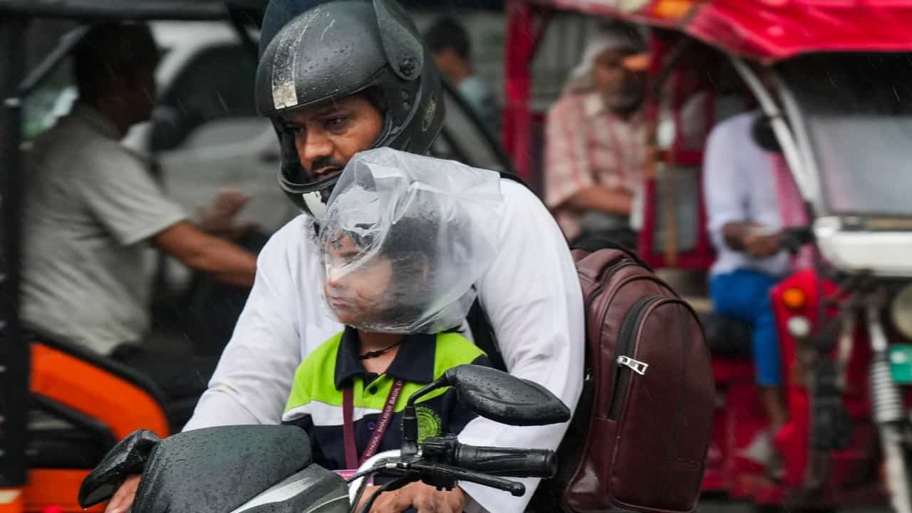 Kerala Rain Holiday: മഴ കുറഞ്ഞെങ്കിലും സ്കൂളവധി തുടരും; ഇന്ന് പ്രഖ്യാപിച്ചിരിക്കുന്നത് രണ്ട് ജില്ലകളിലെ വിദ്യാഭ്യാസ സ്ഥാപനങ്ങൾക്ക്
