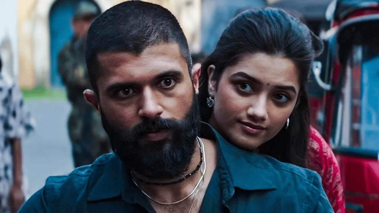 Kingdom Review: തീയേറ്ററുകൾ വിറപ്പിച്ച് വിജയ് ദേവരകൊണ്ടയുടെ കിങ്ഡം; വേറിട്ട ഗ്യാങ്സ്റ്റർ ഡ്രാമ - റിവ്യൂ Kingdom Review: തീയേറ്ററുകൾ വിറപ്പിച്ച് വിജയ് ദേവരകൊണ്ടയുടെ കിങ്ഡം; വേറിട്ട ഗ്യാങ്സ്റ്റർ ഡ്രാമ - റിവ്യൂ