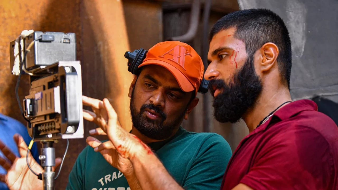 ശ്രീകാര സ്റ്റുഡിയോസിൻ്റെയും സിത്താര എൻ്റർടെയ്മെൻ്റ്സിൻ്റെയും ഫോച്യൂൺ ഫോർ സിനിമാസിൻ്റെയും ബാനറിൽ നാഗ വംശി എസും സായി സൌജന്യയും ചേർന്നാണ് ചിത്രം നിർമിച്ചിരിക്കുന്നത്. ഭാഗ്യശ്രീ ബോർസെയാണ് ചിത്രത്തിലെ നായിക