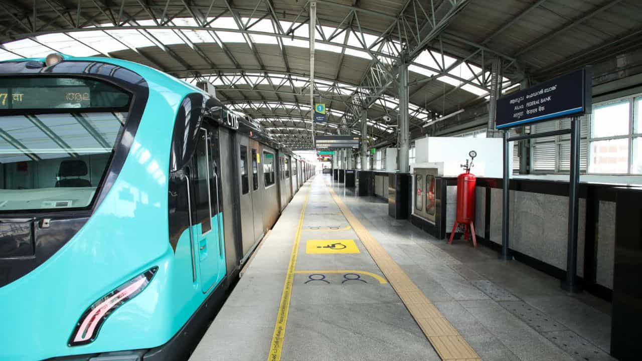 Kochi Metro : കൊച്ചി മെട്രോയിൽ സാങ്കേതിക തകരാർ; എംജി റോഡിൽ ട്രെയിൻ കുടുങ്ങി, ഗതാഗതം ഭാഗികമായി തടസ്സപ്പെട്ടു