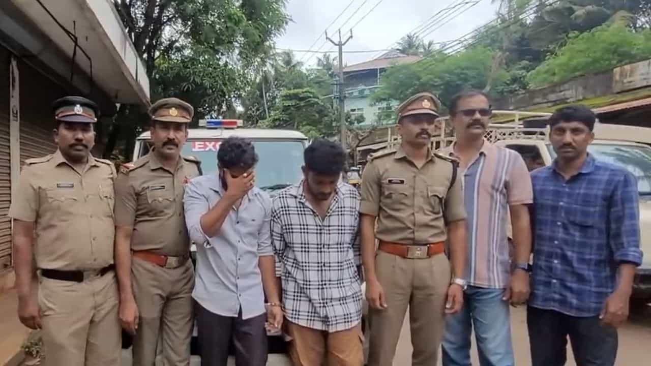 Malappuram Ganja Bust : ഇടപാട് ഓൺലൈനിലൂടെ മാത്രം, കഞ്ചാവ് വെച്ചിരിക്കുന്ന ഇടം വീഡിയോ എടുത്തയക്കും; മലപ്പുറത്ത് രണ്ട് പേർ പിടിയിൽ Malappuram Ganja Bust : ഇടപാട് ഓൺലൈനിലൂടെ മാത്രം, കഞ്ചാവ് വെച്ചിരിക്കുന്ന ഇടം വീഡിയോ എടുത്തയക്കും; മലപ്പുറത്ത് രണ്ട് പേർ പിടിയിൽ