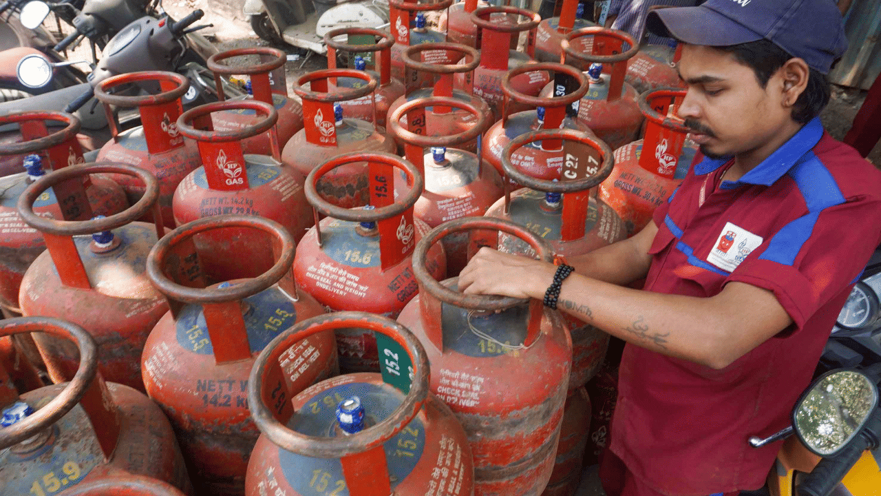 LPG Price Hike: പുതുവര്‍ഷത്തില്‍ വിലകൂട്ടി എല്‍പിജി; 111 രൂപയുടെ വര്‍ധനവ്