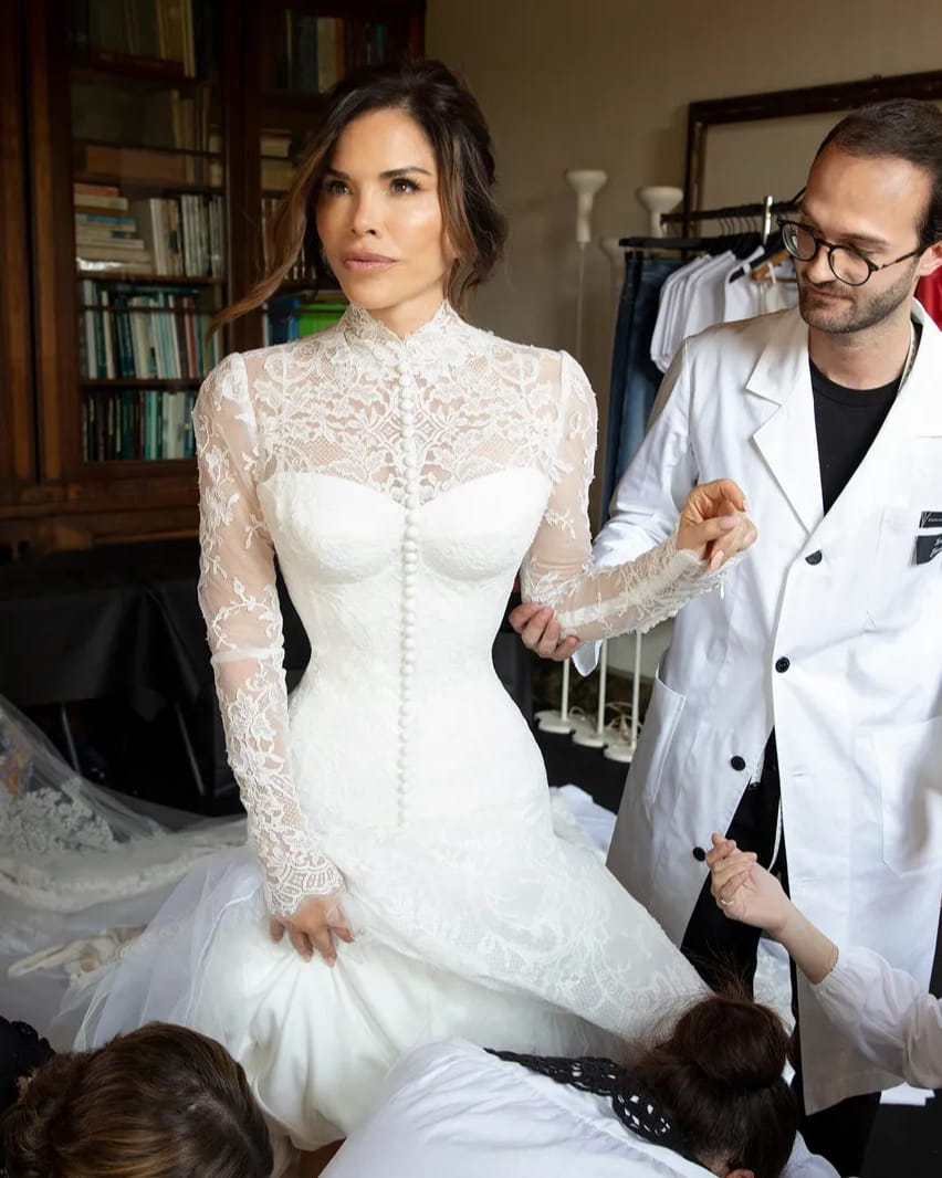 ആഡംബര വസ്ത്രനിർമാതാക്കളായ ഡോൾസ് ആൻഡ് ഗബ്ബാന ഡിസൈൻ ചെയ്ത വസ്ത്രമാണ് ലോറൻ വിവാഹദിനത്തിൽ അണിഞ്ഞത്. 1950ൽ പുറത്തിറങ്ങിയ ഹൗസ്ബോട്ട് എന്ന സിനിമയിൽ നടി സോഫിയ ലോറൻ അണിഞ്ഞ വസ്ത്രത്തിൽ നിന്നാണ് ഇതിനുള്ള പ്രചോദനം ലഭിച്ചത്. 
