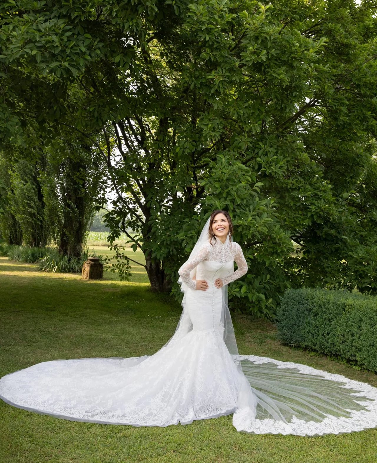 ആമസോൺ സ്ഥാപകനും ശതകോടീശ്വരനുമായ ജെഫ് ബെസോസിൻ്റെ വിവാഹം കഴിഞ്ഞ മാസമായിരുന്നു. മുൻ ടെലിവിഷൻ അവതാരികയും പൈലറ്റുമായ ലോറൻ സാഞ്ചസിനെയാണ് ബെസോസ് ജീവിതപങ്കാളി ആക്കിയത്. വിവാഹദിവസം ലോറൻ അണിഞ്ഞ ഗൗൺ ഏറെ ശ്രദ്ധിക്കപ്പെട്ടു. (Image Courtesy- Social Media)
