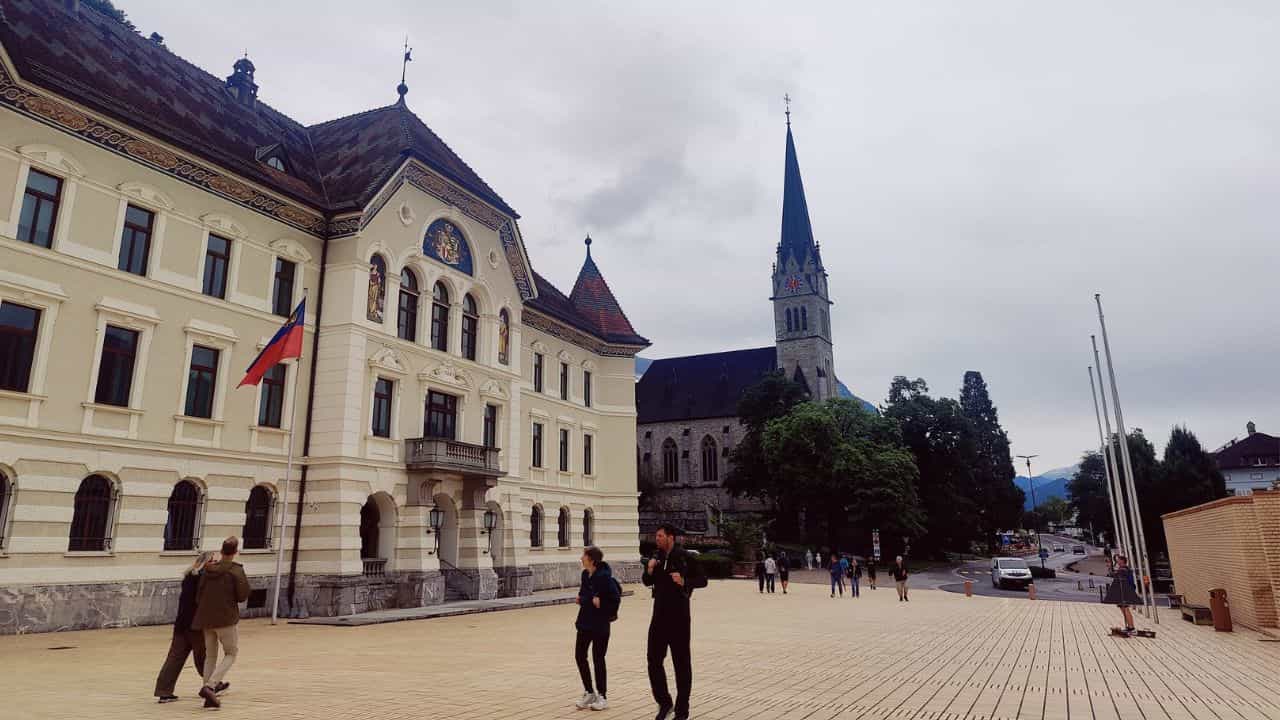 Viral News: കറന്‍സിയും വിമാനത്താവളവുമില്ല, എങ്കിലും യുകെയേക്കാള്‍ സമ്പന്നമാണ് ഈ രാജ്യം