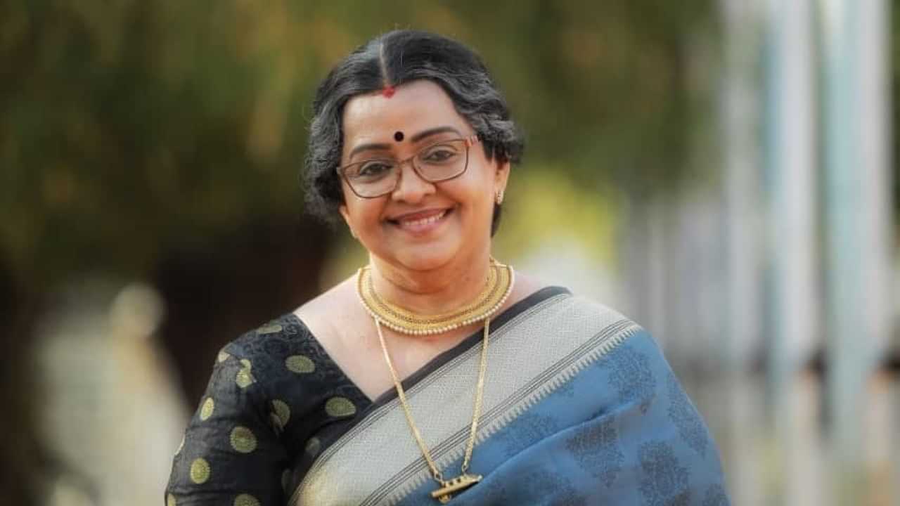 Mallika Sukumaran: മോഹൻലാൽ എന്തിനാണ് ആ കുരിശെടുത്ത് തലയിൽ വെച്ചത്? അമ്മയിൽ നിന്ന് മാറിയതിൽ സന്തോഷമെന്ന് മല്ലിക സുകുമാരൻ