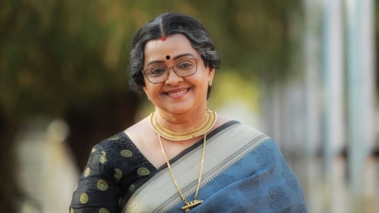 Mallika Sukumaran: ‘മോഹൻലാൽ എന്തിനാണ് ആ കുരിശെടുത്ത് തലയിൽ വെച്ചത്?’ ‘അമ്മ’യിൽ നിന്ന് മാറിയതിൽ സന്തോഷമെന്ന് മല്ലിക സുകുമാരൻ