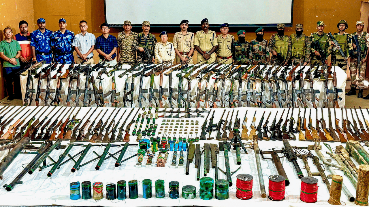 Manipur Massive Raid: മണിപ്പൂരിൽ വൻ റെയിഡ്; എകെ 47 അടക്കം 203 തോക്കുകളും സ്ഫോടക വസ്തുക്കളും കണ്ടെടുത്തു Manipur Massive Raid: മണിപ്പൂരിൽ വൻ റെയിഡ്; എകെ 47 അടക്കം 203 തോക്കുകളും സ്ഫോടക വസ്തുക്കളും കണ്ടെടുത്തു