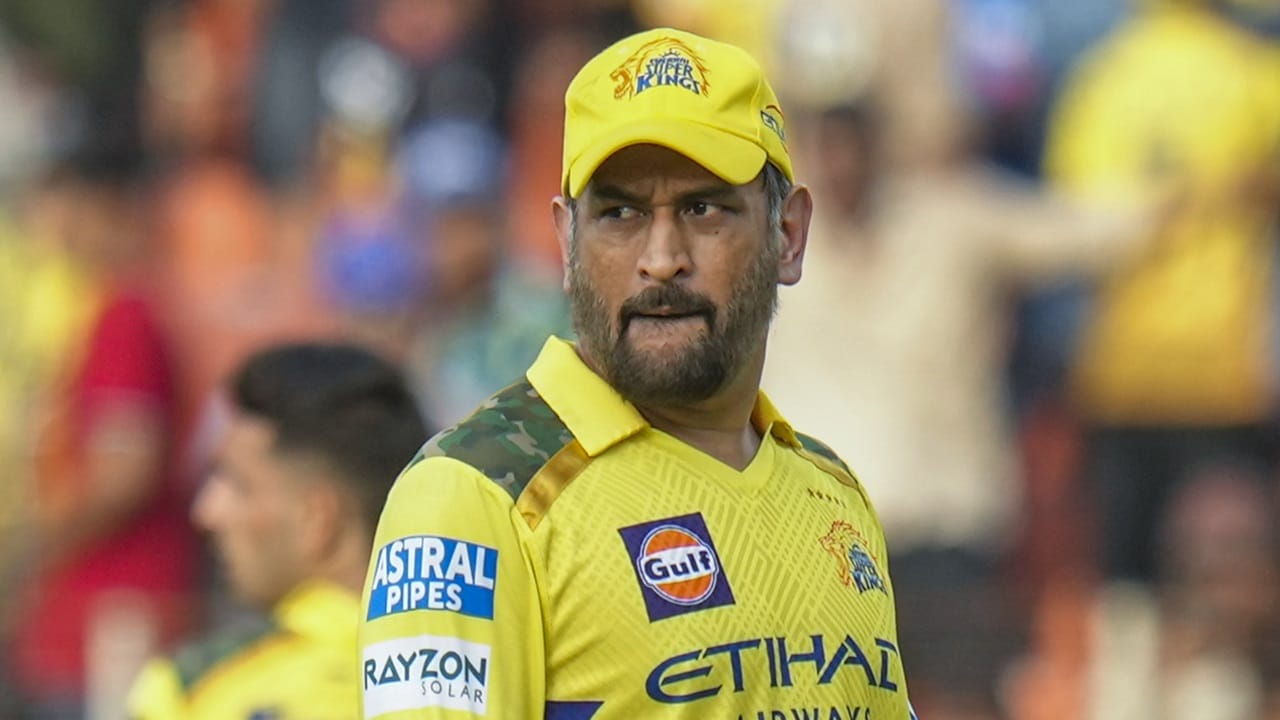 വയസ് 44 ആയിട്ടും ഫിറ്റ്‌നസില്‍ ഇപ്പോഴും എംഎസ് ധോണി ഒട്ടും മോശമല്ല. രാജ്യാന്തര ക്രിക്കറ്റില്‍ നിന്ന് വിരമിച്ചിട്ട് അഞ്ച് വര്‍ഷമായിട്ടും, ഐപിഎല്ലില്‍ ഇപ്പോഴും താരത്തിന് മികച്ച പ്രകടനം പുറത്തെടുക്കാന്‍ സാധിക്കുന്നത് ഈ ഫിറ്റ്‌നസ് മികവുകൊണ്ടാണ് (Image Credits: PTI)