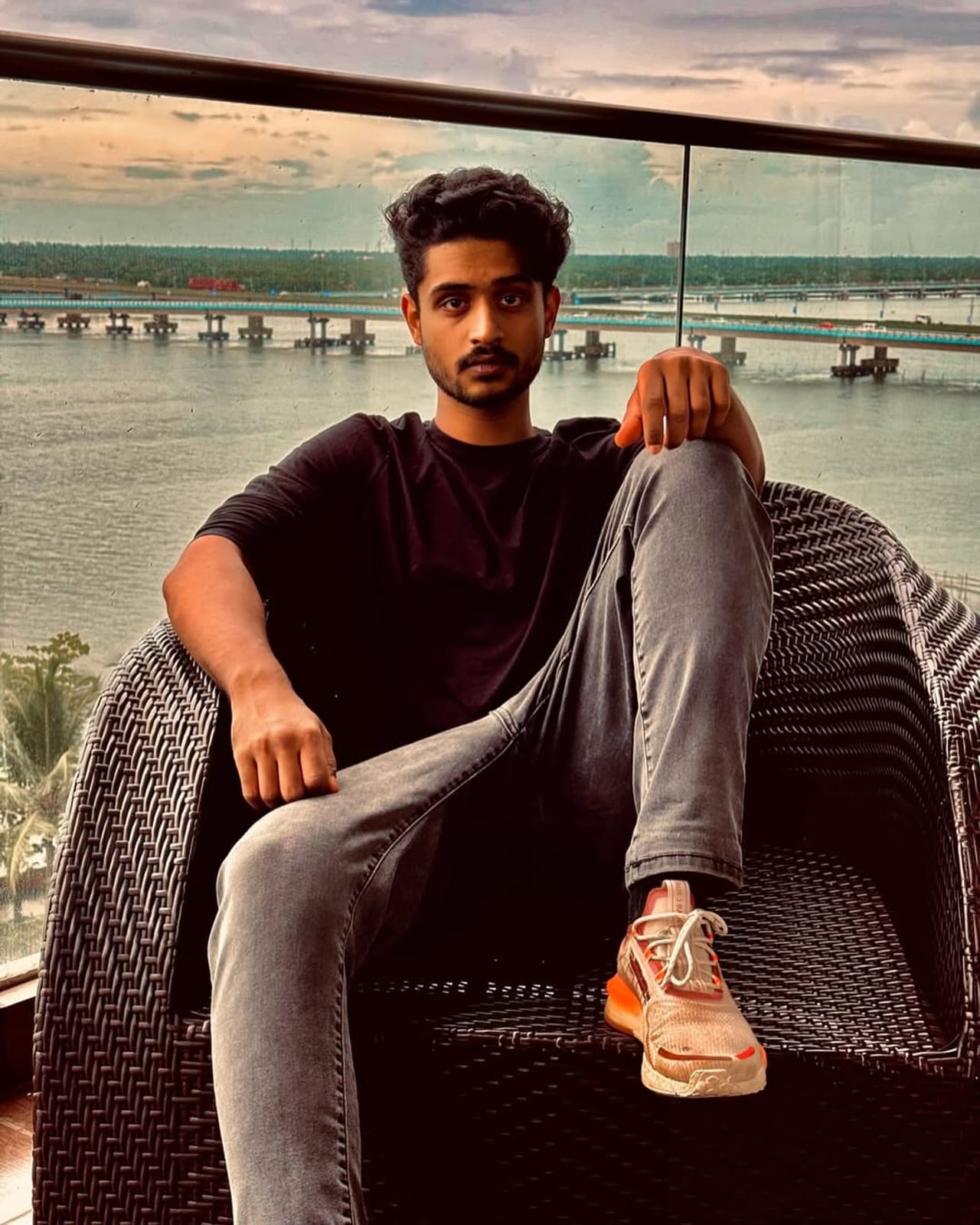 സുരേഷ് ഗോപിയുടെ ഏറ്റവും പുതിയ ചിത്രമായ ജെഎസ്‌കെയുടെ ഓഡിയോ ലോഞ്ചിനിടെ മാധവ് സുരേഷ് അച്ഛന്റെ അടുത്ത് നിലത്തിരുന്നത് വലിയ വിമര്‍ശനങ്ങള്‍ക്ക് കാരണമായിരുന്നു. അക്കാര്യത്തെ കുറിച്ച് സംസാരിക്കുകയാണ് മാധവിപ്പോള്‍. (Image Credits: Instagram)