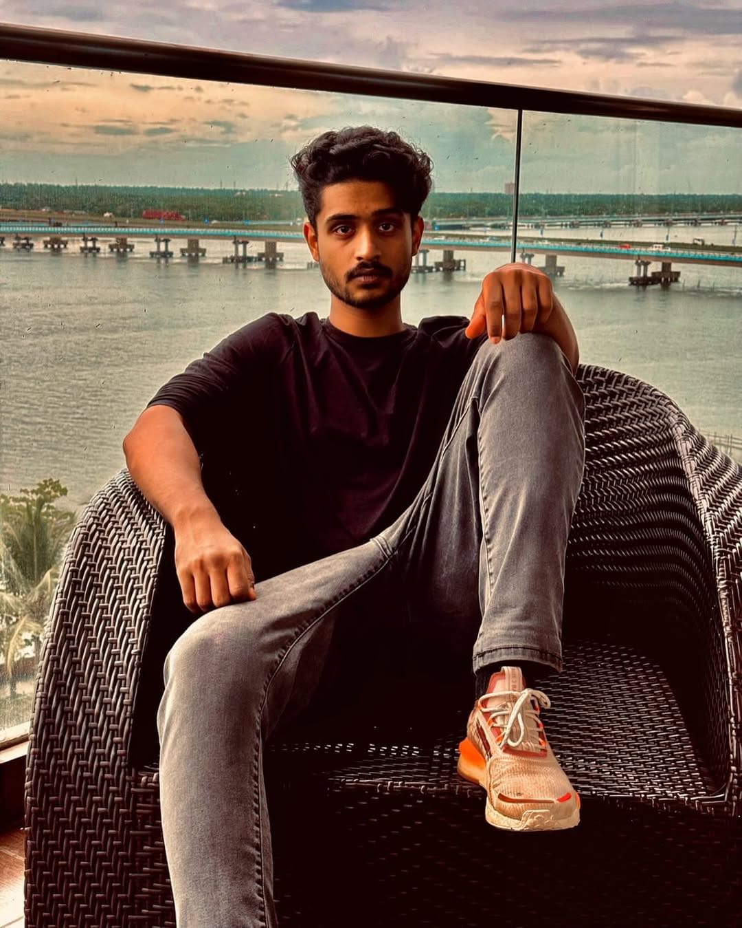 സുരേഷ് ഗോപിയുടെ ഏറ്റവും പുതിയ ചിത്രമായ ജെഎസ്‌കെയുടെ ഓഡിയോ ലോഞ്ചിനിടെ മാധവ് സുരേഷ് അച്ഛന്റെ അടുത്ത് നിലത്തിരുന്നത് വലിയ വിമര്‍ശനങ്ങള്‍ക്ക് കാരണമായിരുന്നു. അക്കാര്യത്തെ കുറിച്ച് സംസാരിക്കുകയാണ് മാധവിപ്പോള്‍. (Image Credits: Instagram)