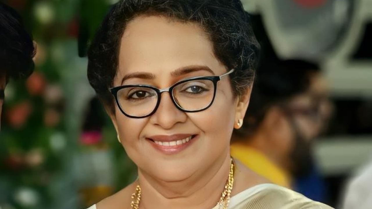 Mallika Sukumaran: ‘സുകുവേട്ടന്‍ എസ്എഫ്‌ഐയുടെ ആളായിരുന്നു, എന്റെ മക്കള്‍ക്കും എനിക്കും വ്യക്തമായ രാഷ്ട്രീയമുണ്ട്’