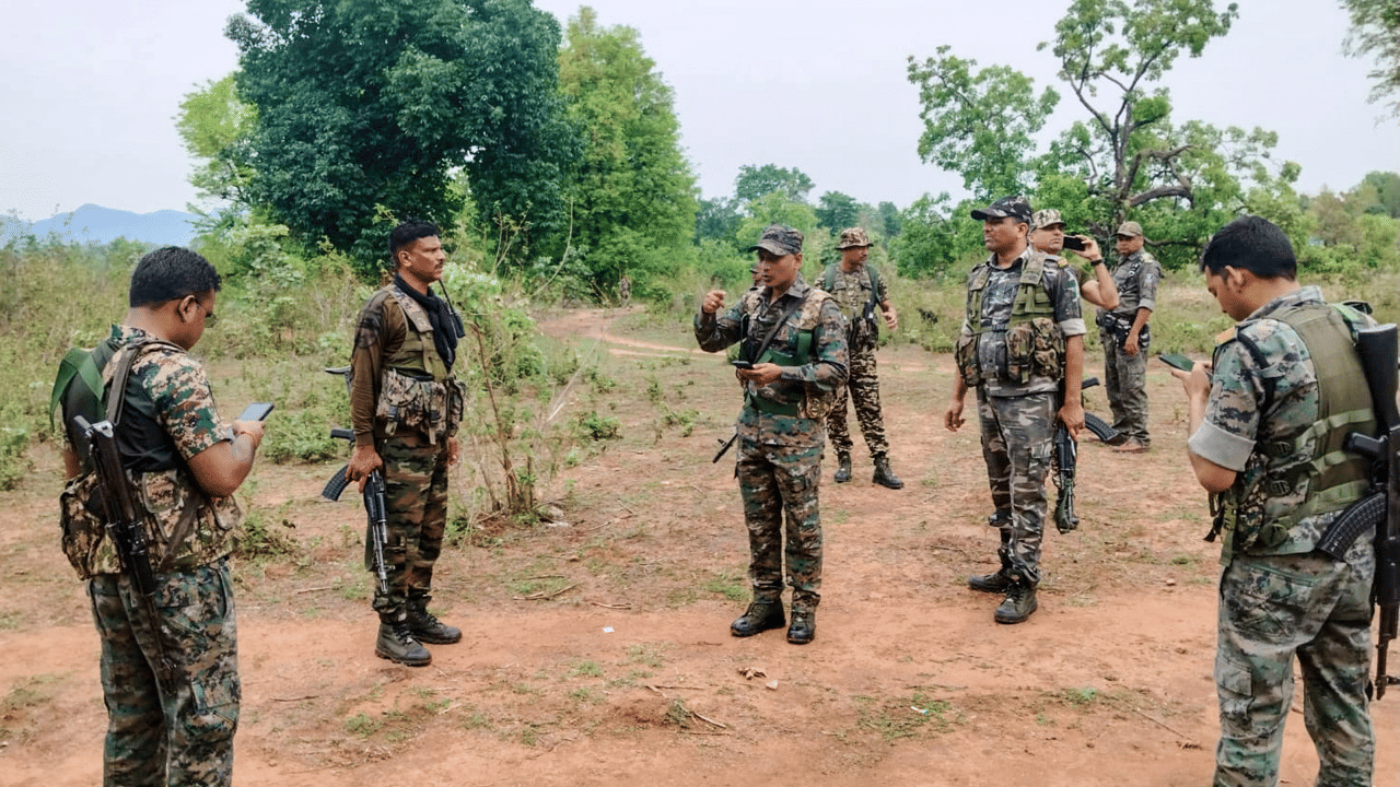 Maoists Surrender: പിടികിട്ടാപ്പുള്ളികളായ 22 മാവോയിസ്റ്റുകൾ കീഴടങ്ങി: അടിയന്തര സഹായം നൽകി ഛത്തീസ്ഗഡ് സർക്കാർ Maoists Surrender: പിടികിട്ടാപ്പുള്ളികളായ 22 മാവോയിസ്റ്റുകൾ കീഴടങ്ങി: അടിയന്തര സഹായം നൽകി ഛത്തീസ്ഗഡ് സർക്കാർ